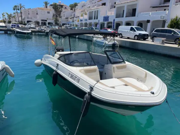 Alquiler de barcos Marina Del Este, La Herradura. Bayliner VR5