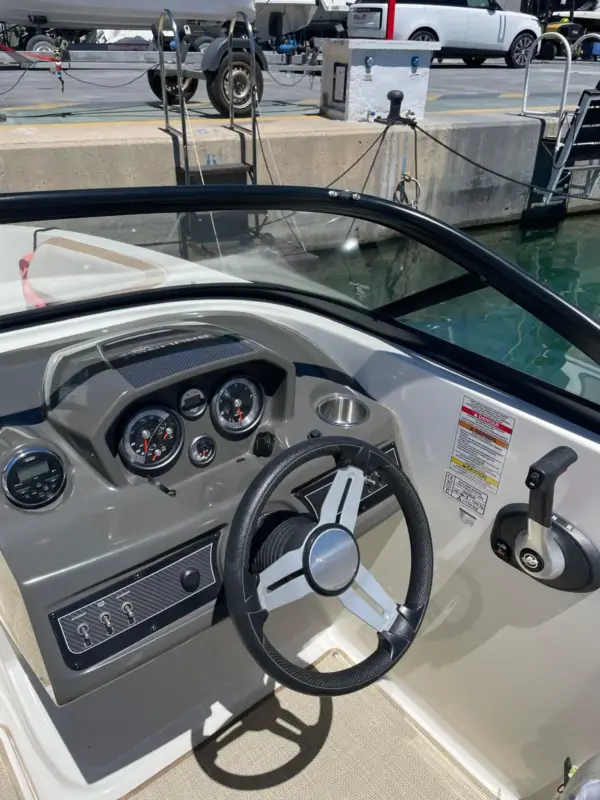 Alquiler de barcos Marina Del Este, La Herradura. Bayliner VR5