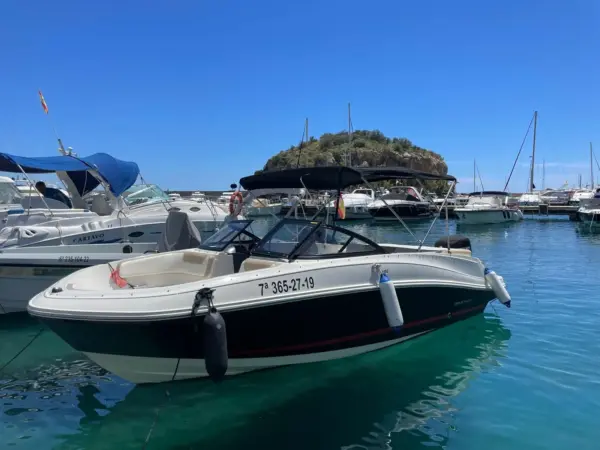 Alquiler de barcos Marina Del Este, La Herradura. Bayliner Marguerite VR5